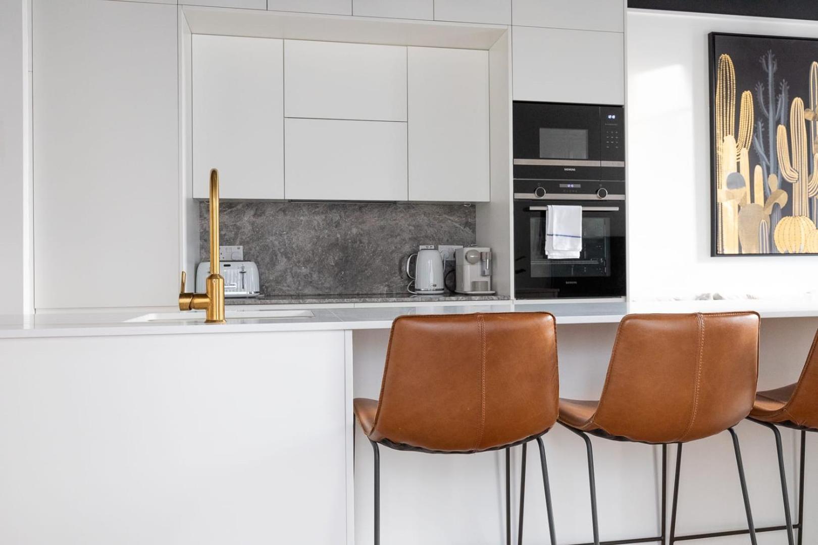 Apartment Two Adjacent Luxurious 1 Bed