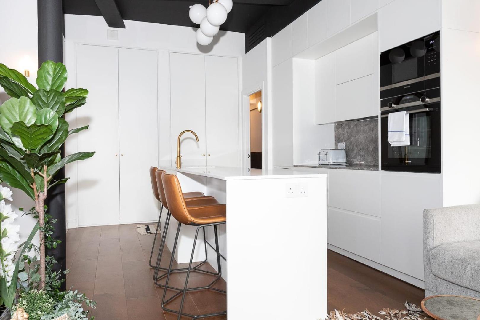 Two Adjacent Luxurious 1 Bed Apartment *