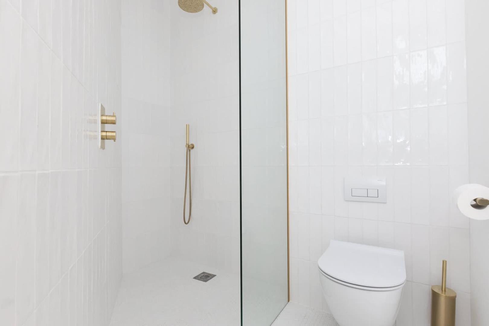 Two Adjacent Luxurious 1 Bed Apartment London